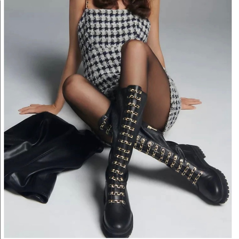“Cecelia tiny” motorcycle FALL/WINTER knee high leather boots gold chain detail